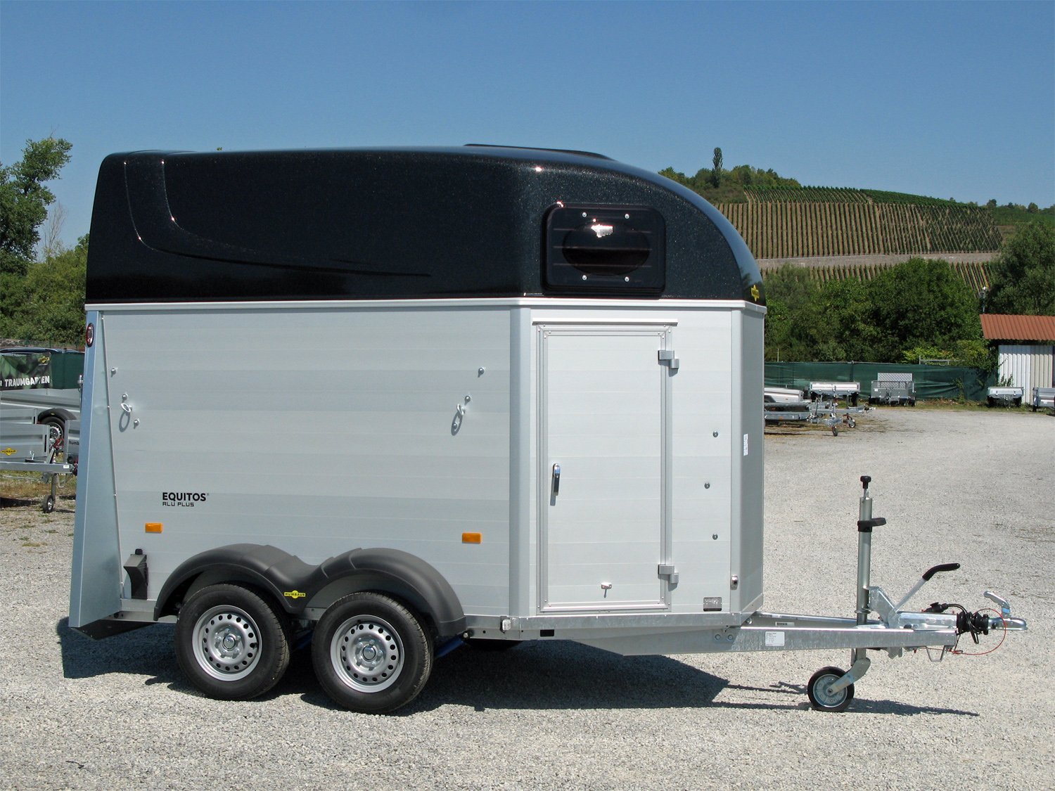 Humbaur Equitos Alu Plus 2400 Sattelkammer & Seitentrittschutz | 100 km/h Reifen